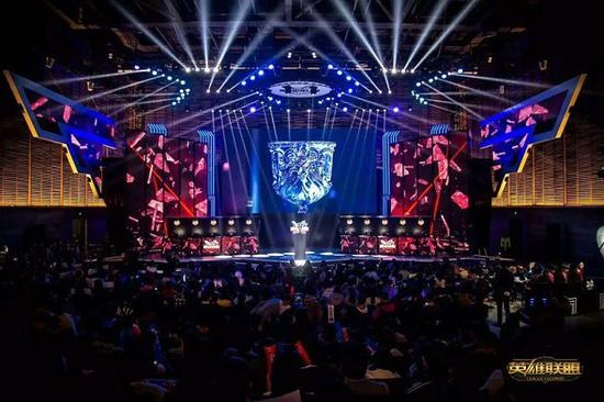 现出了他的 现出了他的