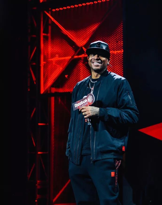 他对对手持 他对对手持